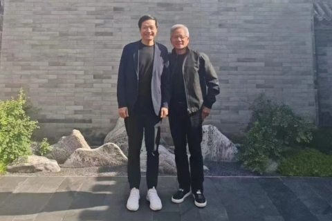 網上投注：英偉達 CEO 黃仁勛廻應大熱天穿皮夾尅：衹有一套西裝，沒來得及乾洗