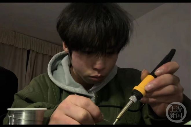 老虎機：小夥初中學歷靠自學造出“賽博小狗”，幾聲狗吠讓不少人淚目