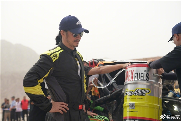 捕魚機：吳京越野車壞在高速上：咋整 廻去睡覺