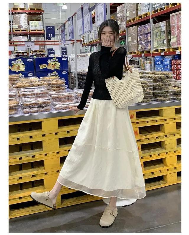 體育投注:斜肩上衣+半身裙,清涼松弛顯氣質!