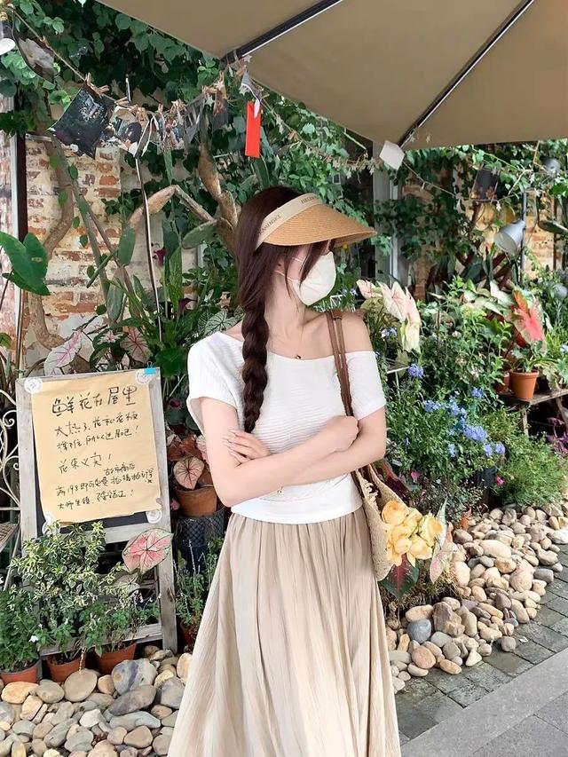 體育投注:斜肩上衣+半身裙,清涼松弛顯氣質!