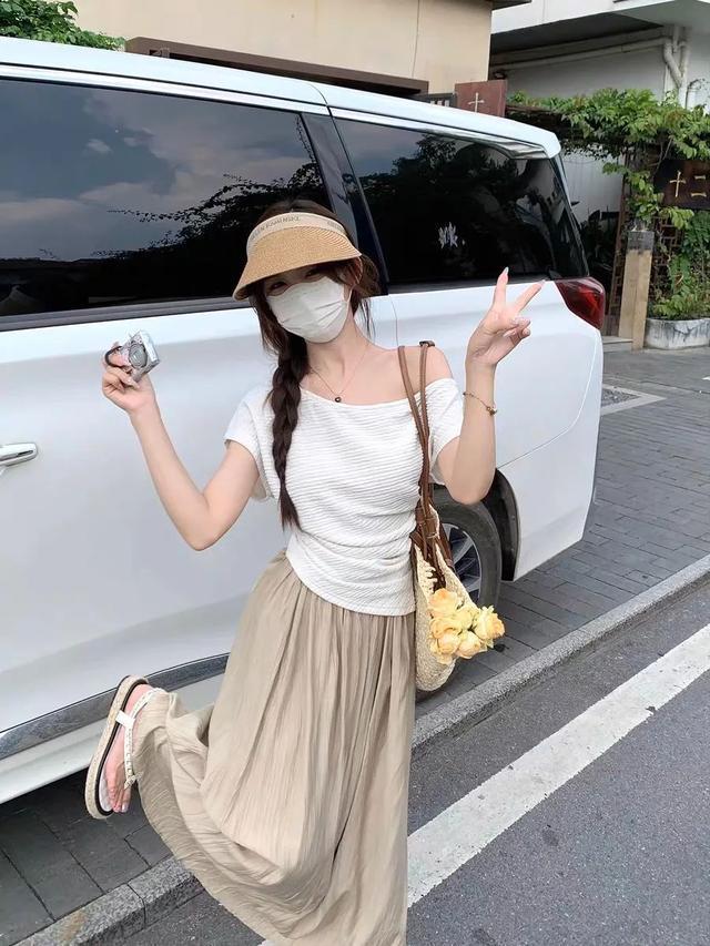 體育投注:斜肩上衣+半身裙,清涼松弛顯氣質!