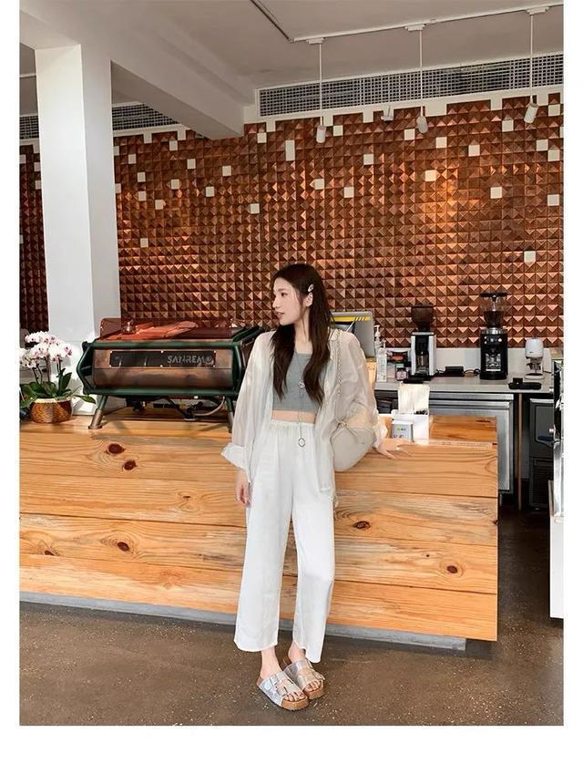 體育投注:斜肩上衣+半身裙,清涼松弛顯氣質!