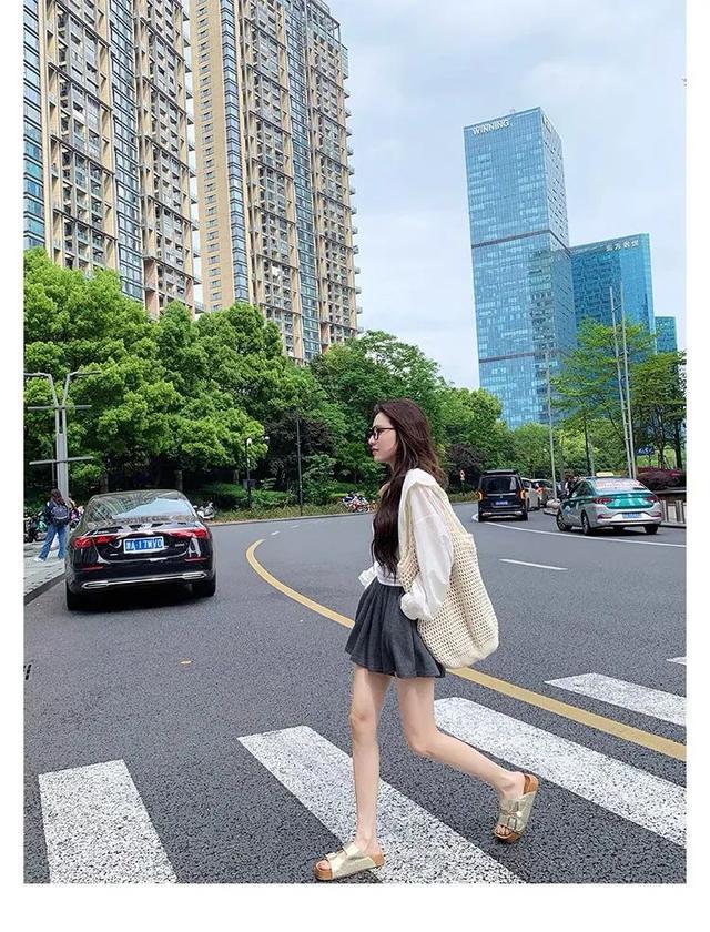 體育投注:斜肩上衣+半身裙,清涼松弛顯氣質!