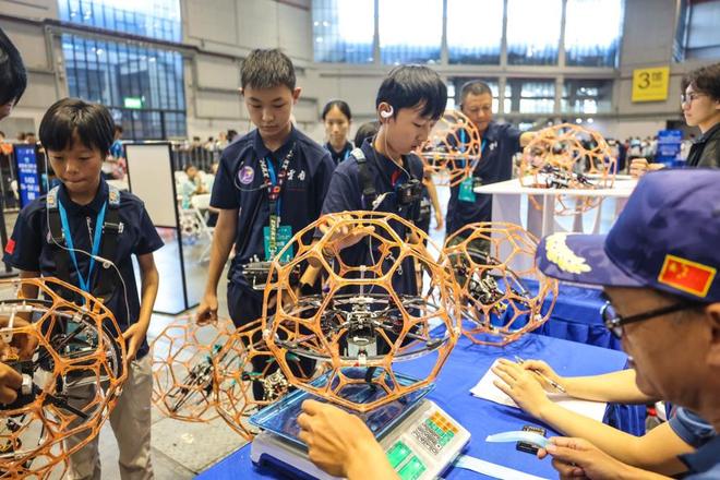 Online Casino:看無人機怎麽踢足球,這項新興運動正在引領科技競技新風潮