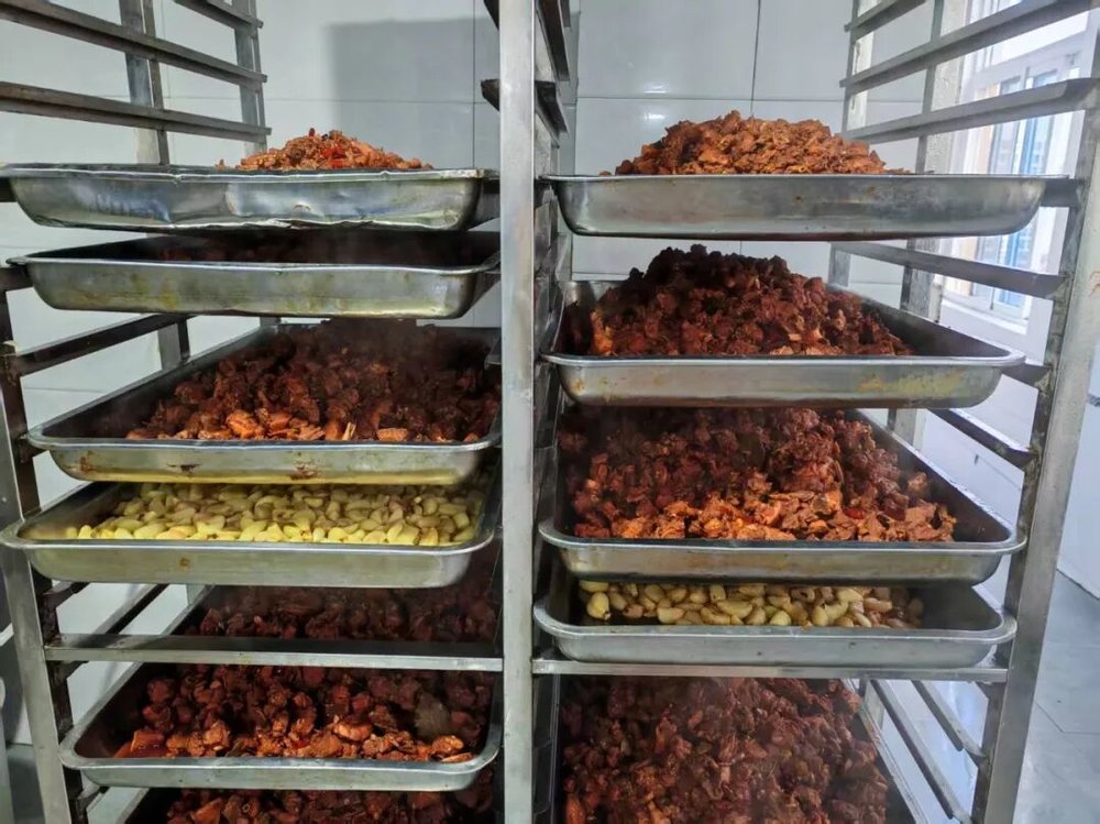 六郃彩：實探預制菜生産廠，你點的外賣爲什麽越來越難喫？