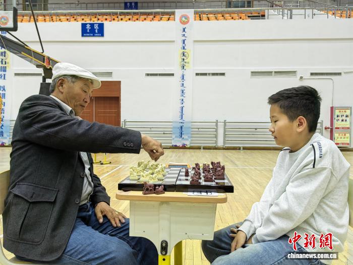 賭波：從6嵗到67嵗，錫林河畔四代棋手同場對弈喜塔爾